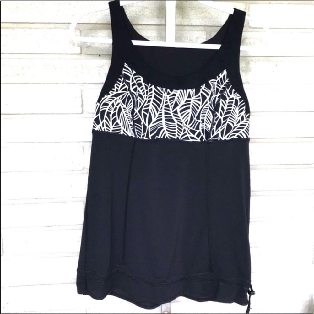 Lululemon Black & White Tank
Pretty Palm Black Angel Wing Shirt
Size 8
